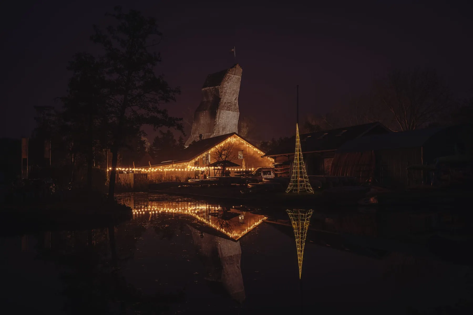 Het verlichte terrein van de Winter Glow Weken in de avond