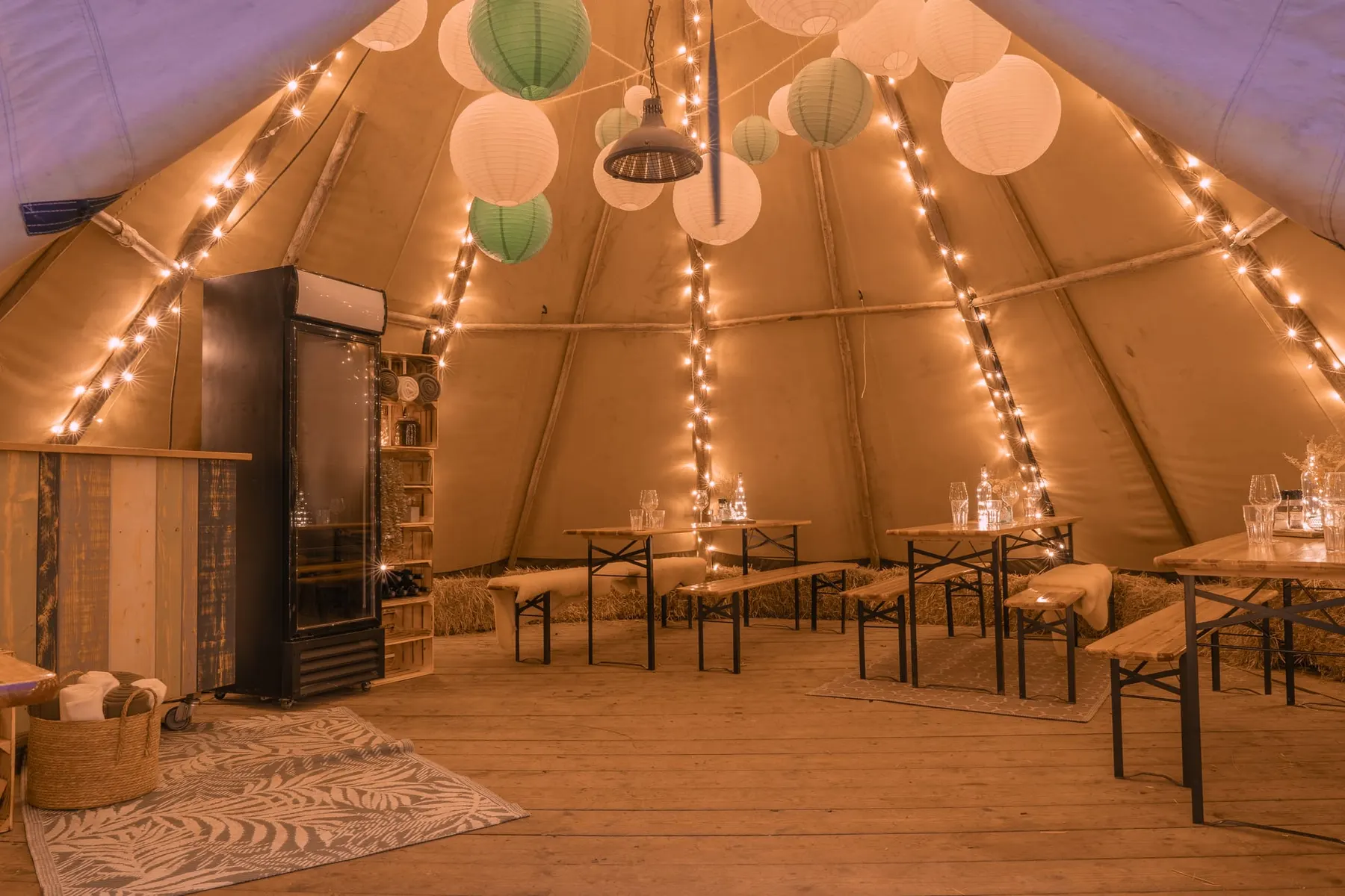 Een tipi op het terrein van Outdoor Valley, verlicht met lichtjes